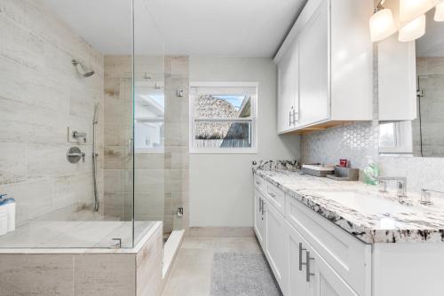 Koupelna v ubytování Boho Tiki Villa w Heated Saltwater Pool, King Beds & 6TVs