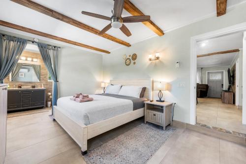 Postel nebo postele na pokoji v ubytování Boho Tiki Villa w Heated Saltwater Pool, King Beds & 6TVs