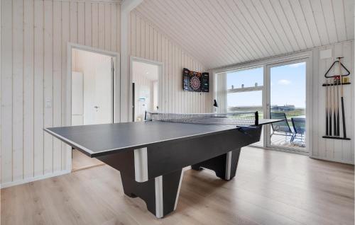 Πινγκ πονγκ στο Stunning Home In Løkken With 5 Bedrooms And Sauna ή εκεί κοντά