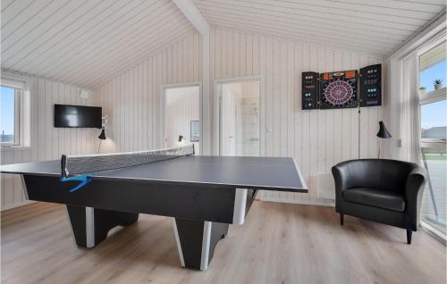 Πινγκ πονγκ στο Stunning Home In Løkken With 5 Bedrooms And Sauna ή εκεί κοντά