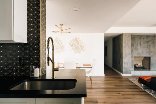 Φωτογραφία από το άλμπουμ του Deluxe Larimer Square Retreat - Walk Everywhere! στο Ντένβερ