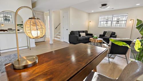 Χώρος καθιστικού στο Warm and Bright Home, Metro 1 Min Walk