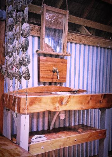a wooden counter in a room with a window at Sunset rooms - Auberge Polynésienne in Tevaitoa