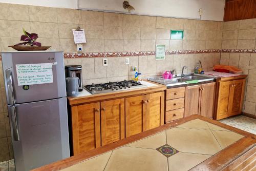 Una cocina o cocineta en KeuhenuaEcoHostal