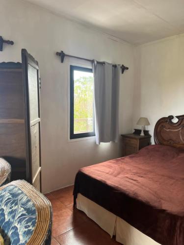 a bedroom with a bed and a window at Proa Amarilla in Punta del Este