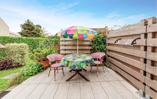 un patio avec une table, des chaises et un parasol dans l'établissement Nice Home In Le Minihic-Sur-Rance, à Le Minihic-sur-Rance