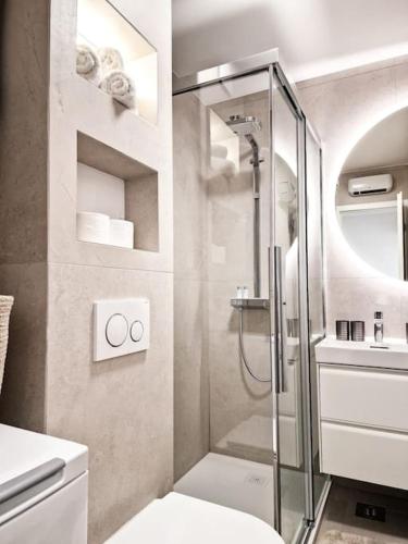Bilik mandi di MonLux studio apartment