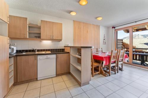 une cuisine avec une table et une salle à manger dans l'établissement Résidence Le Balcon Des Airelles - Appartement duplex pour 7 personnes aux Orres 1800 MAE-9344, aux Orres