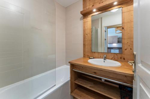 une salle de bain avec un lavabo et un miroir dans l'établissement Résidence Le Balcon Des Airelles - Appartement duplex pour 7 personnes aux Orres 1800 MAE-9344, aux Orres