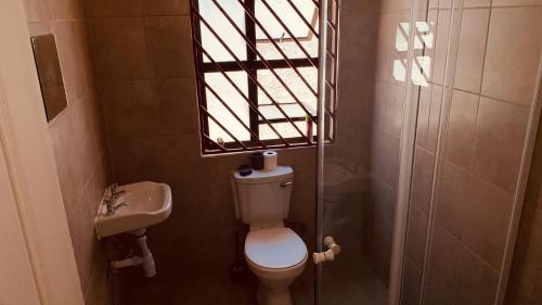 Bilik mandi di Acacia Villa Self Catering Guest House