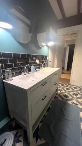 une salle de bain avec un lavabo et un miroir dans l'établissement Maison Ange & Lice, à Pernes-les-Fontaines