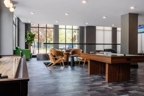 an office lobby with a table and chairs at Luxury Apartments by Hyatus at Pierpont in New Haven