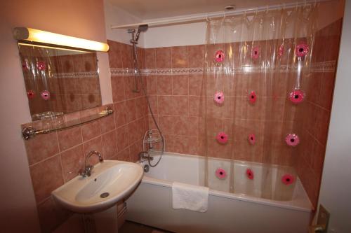 Gallery image of Hotel Les Deux Sapins in Cailly-sur-Eure