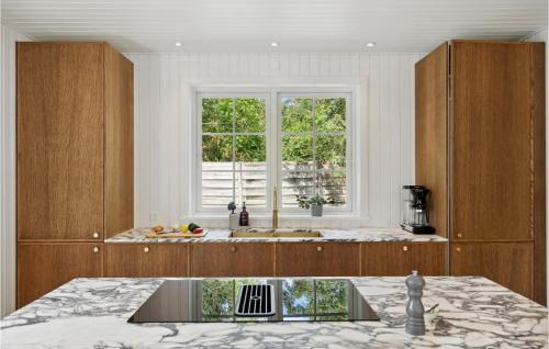 Η κουζίνα ή μικρή κουζίνα στο Amazing Home In Nykøbing Sj With Wifi