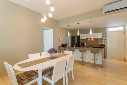 a kitchen and dining room with a table and chairs at Papaya 15 Apartments in Playa del Carmen