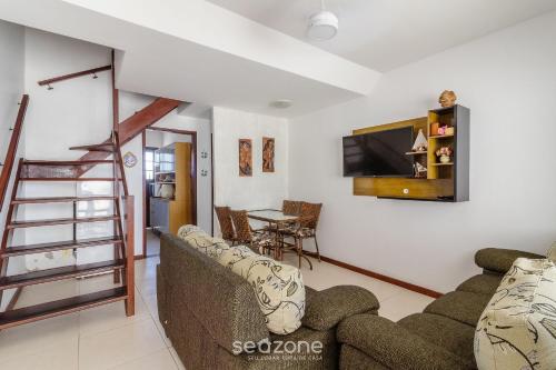 a living room with a couch and a tv at Casa c/ Piscina na Praia da Dunas PDU0033 in Škorak