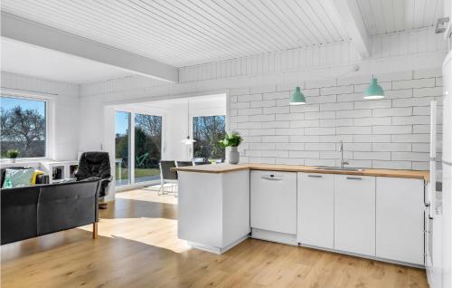 Una cocina o zona de cocina en 4 Bedroom Awesome Home In Dronningmølle
