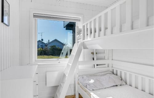 Cama o camas de una habitación en 4 Bedroom Awesome Home In Dronningmølle