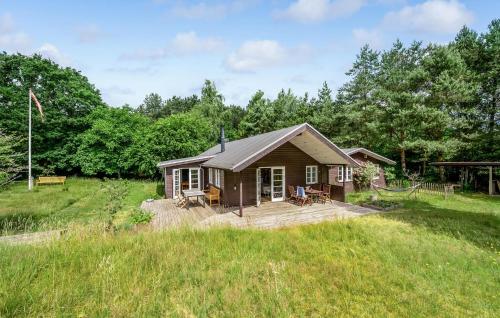 Un jardín fuera de Cozy Home In Grenaa With Wifi