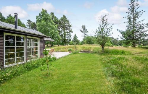 Un jardín fuera de Cozy Home In Grenaa With Wifi