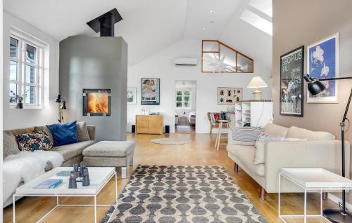 Un lugar para sentarse en Cozy Home In Grenaa With Wifi