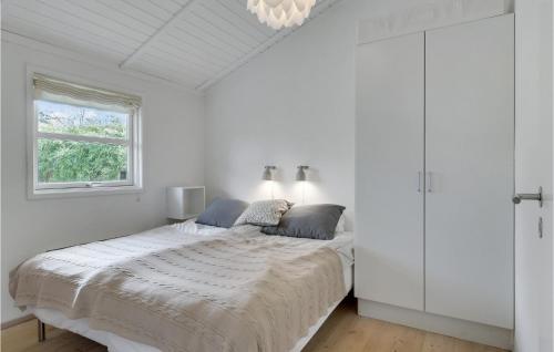 Ένα ή περισσότερα κρεβάτια σε δωμάτιο στο Cozy Home In Hornbæk With Kitchen