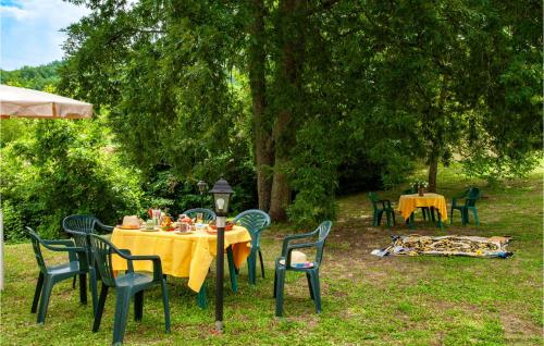 a group of tables and chairs sitting under a tree at Valguerriera - Sorgo in Apecchio