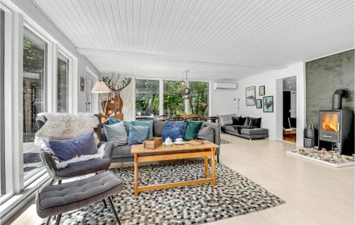 TV a/nebo společenská místnost v ubytování Nice Home In Aakirkeby With Sauna