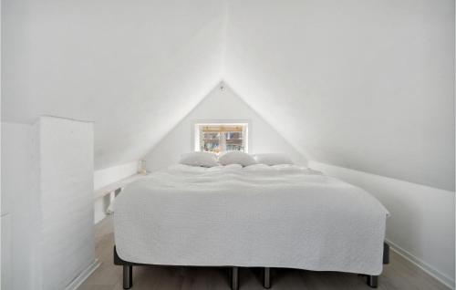 1 Bedroom Cozy Home In Svanekeにあるベッド