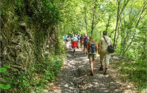 a group of people walking down a trail at 3 Bedroom Awesome Home In Filignano in Filignano