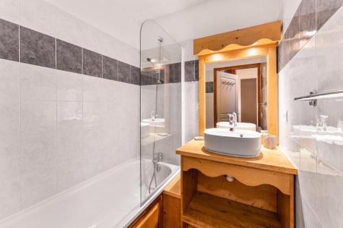 une salle de bain avec un lavabo, une douche et une baignoire dans l'établissement Résidence Les Hauts De Preclaux - Appartement rénové avec terrasse face aux pistes MAE-3431, aux Orres