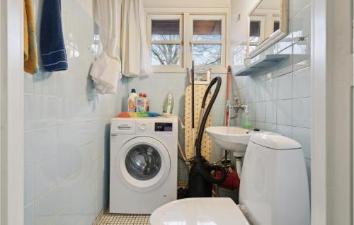 a bathroom with a washing machine and a sink at Stunning Home In Allingåbro With Wifi in Allingåbro