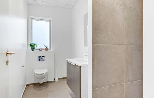 a bathroom with a toilet and a shower at 4 Bedroom Awesome Home In Løgstrup in Løgstrup