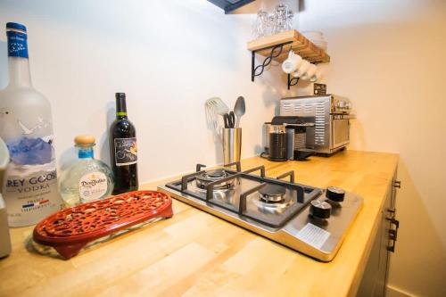 Η κουζίνα ή μικρή κουζίνα στο Chi-Town Hideout #B - Near Metra