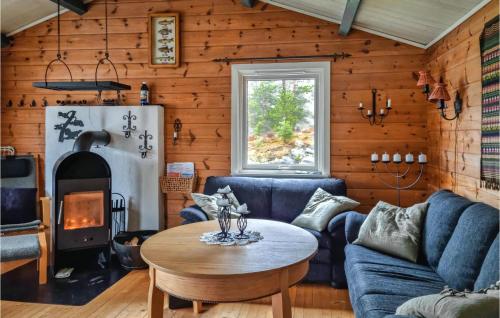 ein Wohnzimmer mit einem blauen Sofa und einem Tisch in der Unterkunft Holiday Home Vatnestr in Mykland
