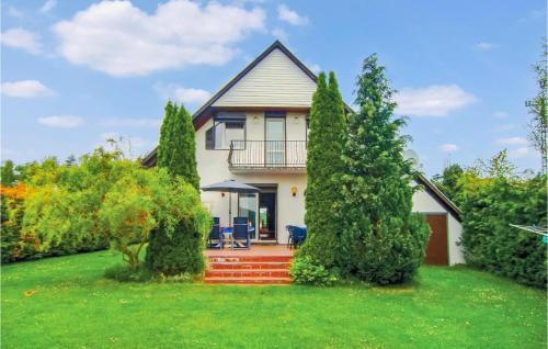 ein Haus mit einem Garten mit Bäumen in der Unterkunft Amazing Home In Kolczewo With Sauna in Kołczewo