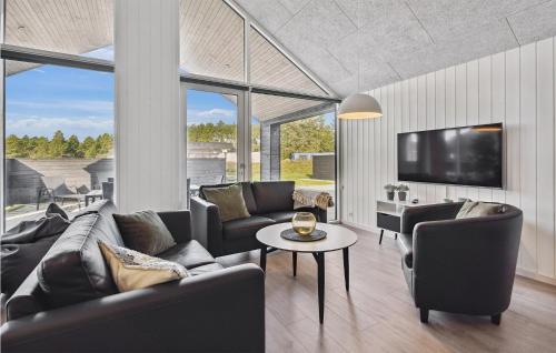 Μια τηλεόραση ή/και κέντρο ψυχαγωγίας στο Awesome Home In Rømø With Sauna
