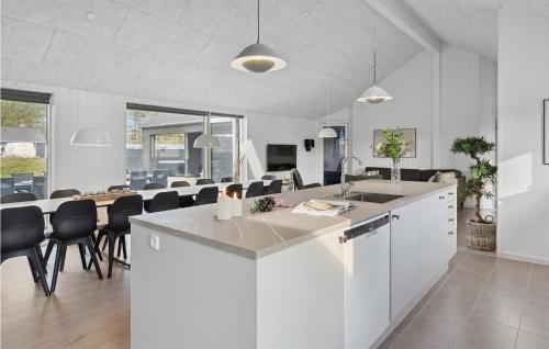 Η κουζίνα ή μικρή κουζίνα στο Awesome Home In Rømø With Sauna