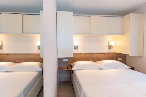 Ένα ή περισσότερα κρεβάτια σε δωμάτιο στο Arti Homes Rab