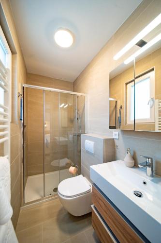Ένα μπάνιο στο Arti Homes Rab