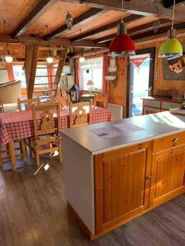 une cuisine et une salle à manger avec une table et des chaises dans l'établissement L'atout coeur, à Ban-sur-Meurthe-Clefcy