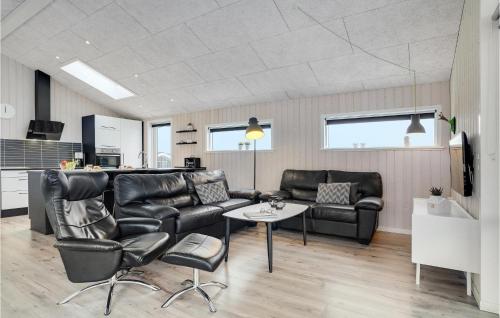 Dapur atau dapur kecil di Awesome Home In Hvide Sande With Sauna