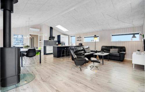 Ruang duduk di Awesome Home In Hvide Sande With Sauna