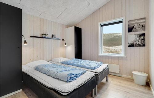 Katil atau katil-katil dalam bilik di Awesome Home In Hvide Sande With Sauna