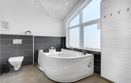 Bilik mandi di Awesome Home In Hvide Sande With Sauna