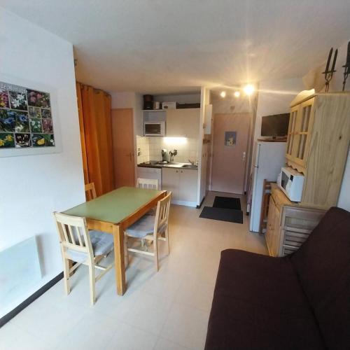 une petite cuisine avec une table et des chaises dans une pièce dans l'établissement Résidence Relais - Agréable T2 bien équipé de 6 couchages avec vue sur les pistes 238R MAE-5481, à Réallon