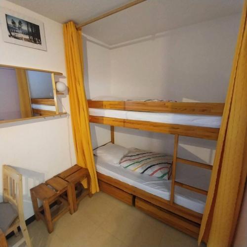 a small room with two bunk beds in it at Résidence Relais - Agréable T2 bien équipé de 6 couchages avec vue sur les pistes 238R MAE-5481 in Réallon