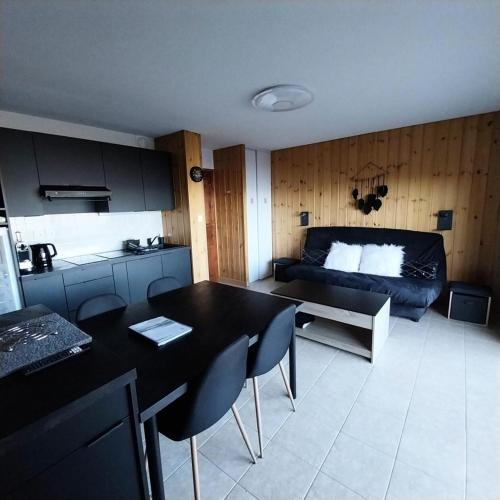 un salon avec une table noire et un canapé dans l'établissement Résidence Joubelle - Joli chalet de 4 couchages avec une superbe vue a Réallon station JOUB8-1 MAE-5491, à Réallon
