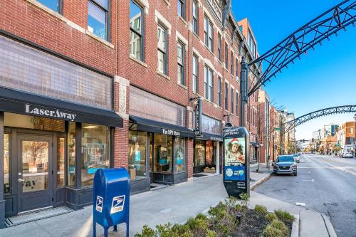 a street with a parking meter in front of a building at Walk to Convention Center, Secured Apt in Columbus in Columbus