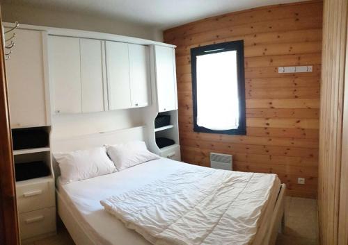 a bedroom with a white bed and a window at Résidence Joubelle - Joli chalet de 4 couchages avec une superbe vue a Réallon station JOUB8-1 MAE-5491 in Réallon